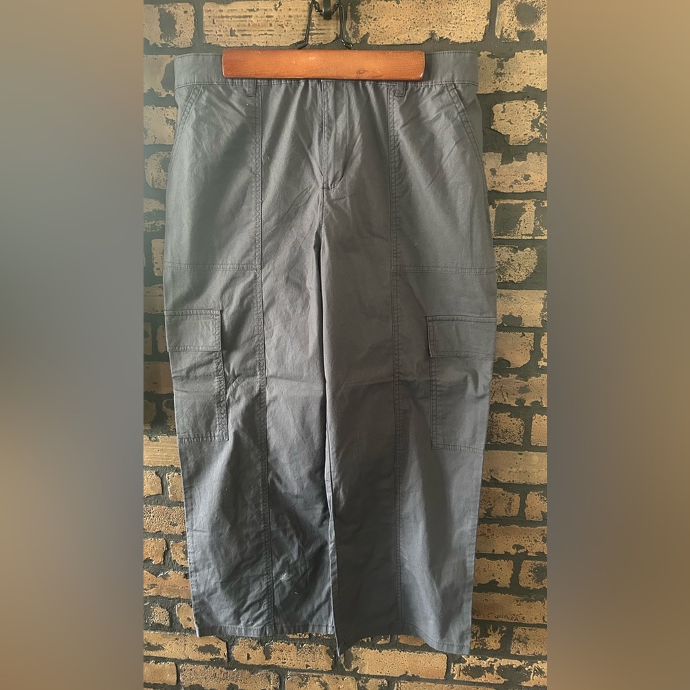 Gray Capris with Relaxed Fit and Elastic Waistband